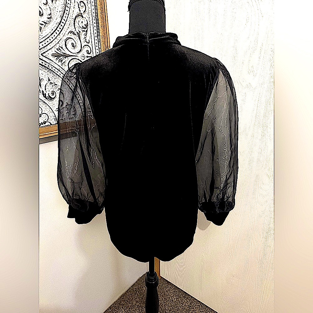 •blouse• - Picture 3 of 4